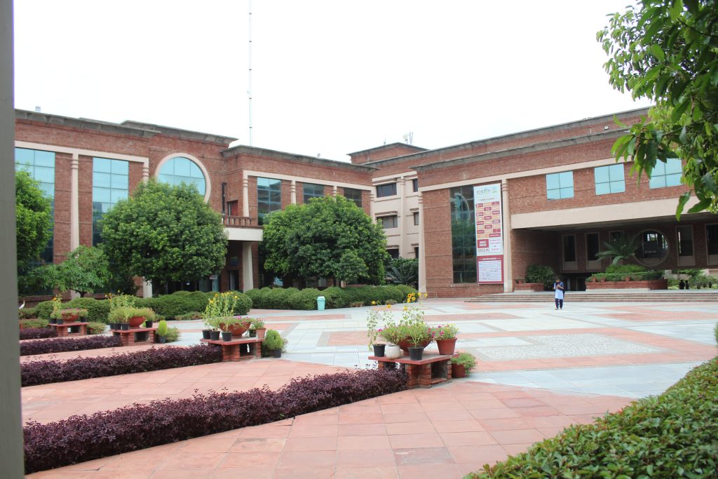 How to Choose the Right MBA College in Delhi NCR: Your Roadmap to Success